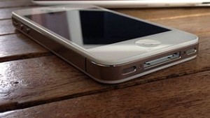 Apple_iPhone_4s_White_30-pin_Dock